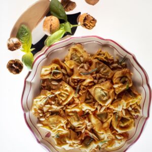 TORTELLI CON POMODORO NOCI PINOLI E BASILICO - 4403