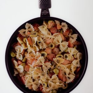 PADELLA DI FARFALLE CON POMODORI CAPPERI E OLIVE VERDI - 5975