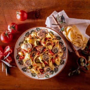 PAPPARDELLE CON POMODORO INVOLTINI DI CARNE E OLIVE - 6004