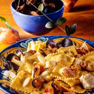 RAVIOLI DI SGOMBRI CON CODA DI ROSPO PANCETTA COZZE E ZAFFERANO - 6007