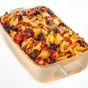 CONCHIGLIE CON PEPERONI VERDI OLIVE NERE E PANCETTA AL GRATIN - 6013