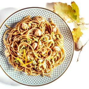 SPAGHETTI CON SALMONE SEMI DI FINOCCHIO ACETO BALSAMICO E PORRI - 6060