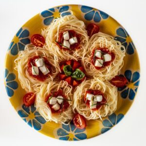 NIDI DI SPAGHETTI CON POMODORINI E MOZZARELLA - 6088