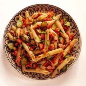 PENNE CON PANCETTA POMODORI ZUCCHINE E PEPERONCINO - 6093