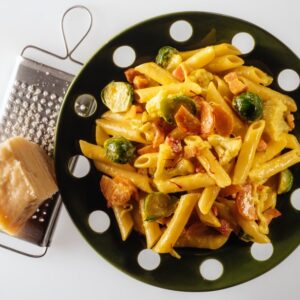 PENNE LISCE CON SALMONE CAVOLINI DI BRUXELLES CAVOLFIORE PANNA E ZAFFERANO - 6150