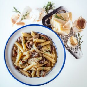 PENNE LISCE CON FUNGHI PRATAIOLI E PARMIGIANO - 6162