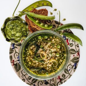 ZUPPA DI ORZO CON CIPOLLA ASPARAGI PISELLI E PESTO DI CIME DI RAPA - 6255