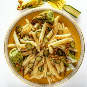 Penne con zucchine e fiori di zucchina allo chevre.