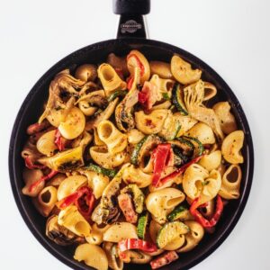 Padella di pipe con zucchine e peperoni