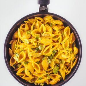 Padella di conchiglie con fave e zafferano
