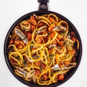 Padella di bucatini con acciughe pomodori finocchietto e zafferano