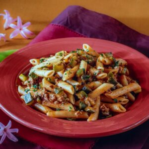 Penne con zucchine e ragù