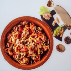 Tortelli con pinoli pomodoro  noci e basilico