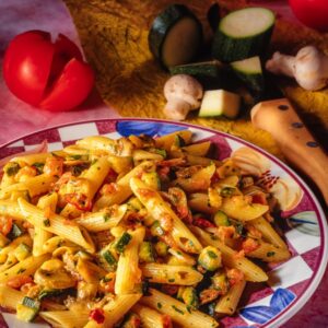 Penne con zucchine pomodori e champignons