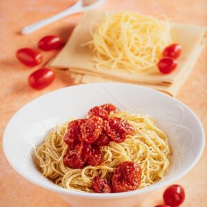 Tagliolini con pomodori datterini e sesamo