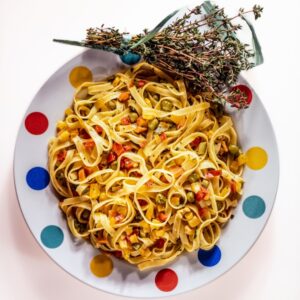 Tagliatelle con pomodori peperoni carote mais  e timo