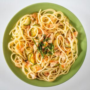 SPAGHETTI CON ZUCCHINE TONNO E SALMONE