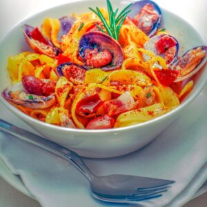 TAGLIATELLE CON VONGOLE, BACON E FAGIOLI - S 2504554