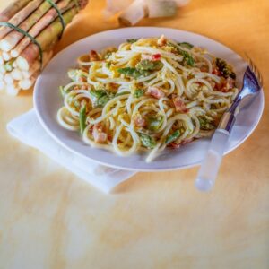 SPAGHETTI ALLA CARBONARA CON ASPARAGI - 168916373
