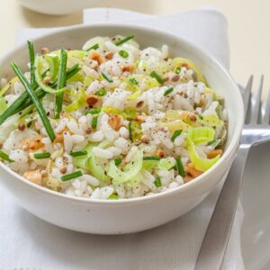 RISOTTO ALL'ERBA CIPOLLINA CON NOCCIOLE E SEMI DI CORIANDOLO - 3348