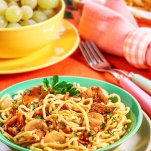 SPAGHETTI ALLA CHITARRA DI FARRO, POLENTA E GRANO CON FINFERLI, UVA E PREZZEMOLO - 1697538