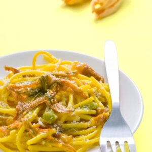 SPAGHETTI ALLA CARBONARA RICCA CON PORRI PANCETTA E FIORI DI ZUCCA - 3558
