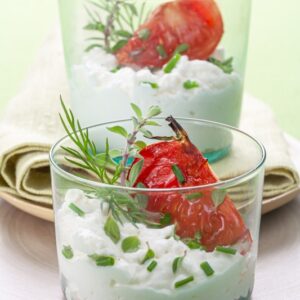 SPICCHI DI POMODORO AL FORNO CON CREMA DI YOGURT E FIOCCHI DI LATTE - 5125