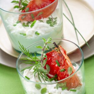 SPICCHI DI POMODORO AL FORNO CON CREMA DI YOGURT E FIOCCHI DI LATTE - 5126