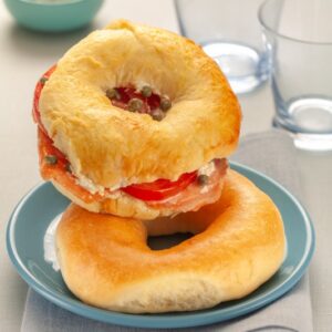 BAGEL CON SALMONE E POMODORO - 6702