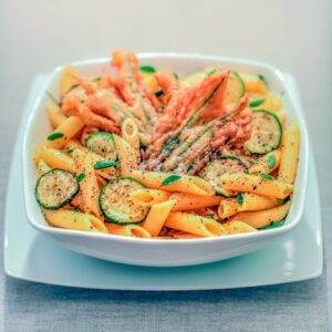 PASTA CON PESCE PERSICO, ZUCCHINE E FIORI DI ZUCCA - S 2304508 - 6325