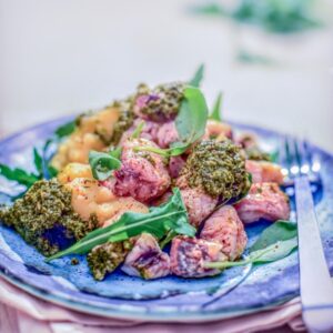 PESCATRICE CON PURÈ DI PATATE DOLCI AL PESTO DI RUCOLA E CORIANDOLO - S 2304618 - 8312