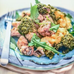 PESCATRICE CON PURÈ DI PATATE DOLCI AL PESTO DI RUCOLA AL CORIANDOLO - S 2304271 - 8079