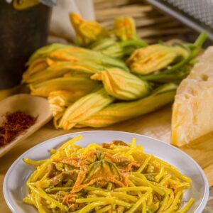 SPAGHETTI ALLA CARBONARA RICCA CON PORRI PANCETTA E FIORI DI ZUCCA - 3541