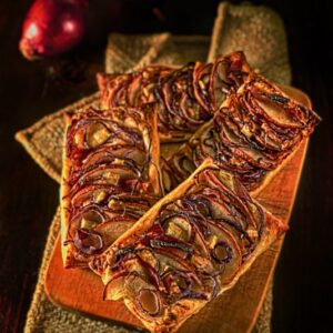 TARTINE DI SFOGLIA CON PERE SPECK CIPOLLA E FONTINA - 3711