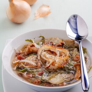 ZUPPA DI CARCIOFI FUNGHI SCAROLA E UVETTA ALLA CIPOLLA FRITTA – 6103