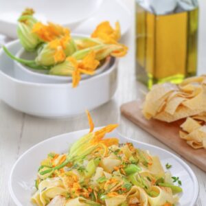 PAPPARDELLE CON FIORI DI ZUCCA PORRI E PAPRICA DOLCE - 5640