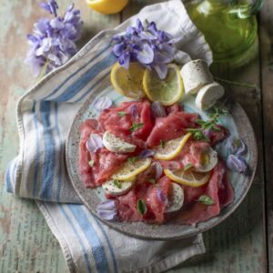CON QUALCHE FOGLIA DI GLICINE - CARPACCIO DI VITELLO CON CAPRINI - 0002
