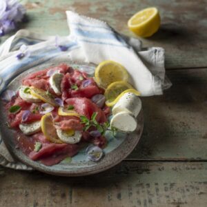 CON QUALCHE FOGLIA DI GLICINE - CARPACCIO DI VITELLO CON CAPRINI - 0001