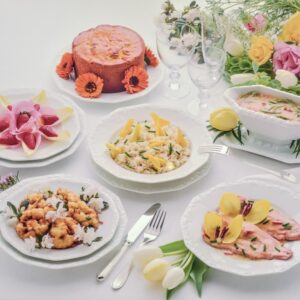 TAVOLATA CON I PETALI DI FIORE, RISO PILAF ALLE ROSE, TROTA SALMONATA, IN SALSA DI TULIPANI, INSALATA DI INDIVIA E ROSE, FRITTELLE DI ACACIA, TORTA ALLA CALENDULA - S 35910 - 4537