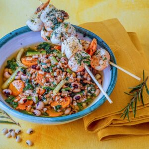 ZUPPA DI FAGIOLI DELL'OCCHIO CON CAROTE ED ERBETTE CON SPIEDINI DI PESCE - 6229