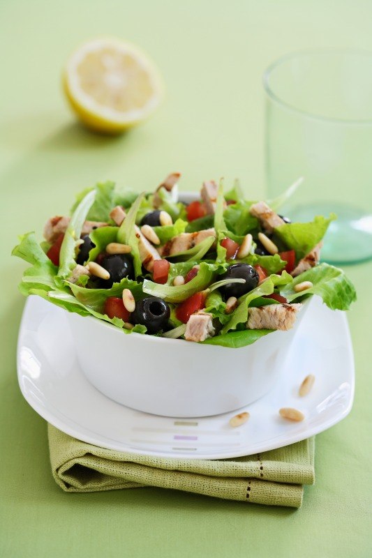 INSALATA CON PESCE SPADA POMODORO OLIVE LATTUGHINO PINOLI - 1915