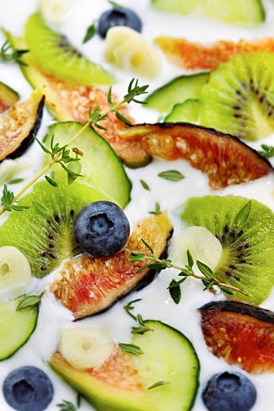 MINESTRA FREDDA DI YOGURT AGLIO CETRIOLI KIWI FICHI VERDI E NERI MIRTILLI TIMO - 1984