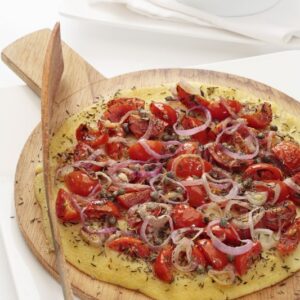 PIZZA DI POLENTA CON POMODORINI E CIPOLLA ROSSA - 2786