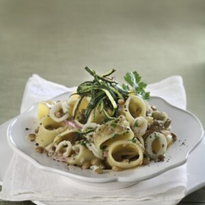 CALAMARATA IN BIANCO CON LENTICCHIE SCALOGNO PREZZEMOLO E JULIENNE DI ZUCCHINE DORATE - 3983