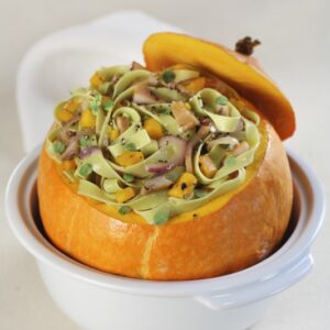 TAGLIATELLE AGLI SPINACI CON ZUCCA CIPOLLA ROSSA ARINGA AFFUMICATA MAGGIORANA PEPE - 4050