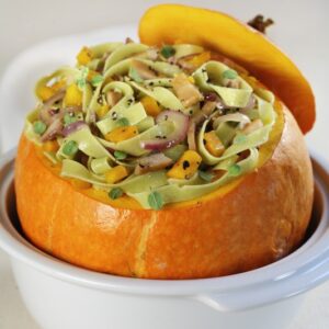 TAGLIATELLE AGLI SPINACI CON ZUCCA CIPOLLA ROSSA ARINGA AFFUMICATA MAGGIORANA PEPE - 4051