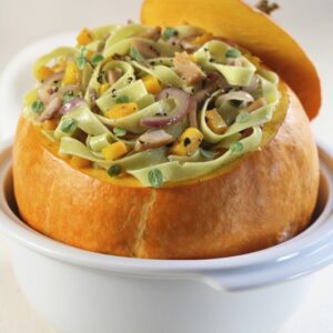 TAGLIATELLE AGLI SPINACI CON ZUCCA CIPOLLA ROSSA ARINGA AFFUMICATA MAGGIORANA PEPE - 4053