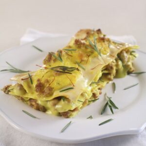 LASAGNE CON BESCIAMELLA E PANNA ALLO ZAFFERANO CON SALSICCIA E ROSMARINO - 4062