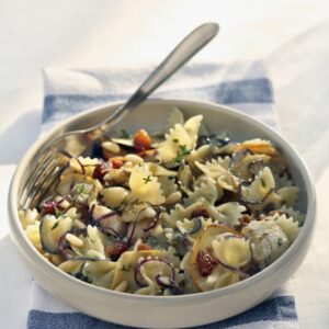 FARFALLE CON CIPOLLA ROSSA MERLUZZO UVA PASSA PINOLI MELE TIMO - 4098
