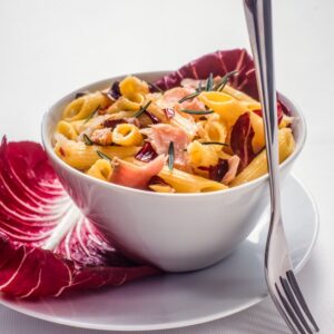 PENNETTE CON CREMA DI CIPOLLE, RADICCHIO E TROTA AFFUMICATA - S 2504190 - 5542